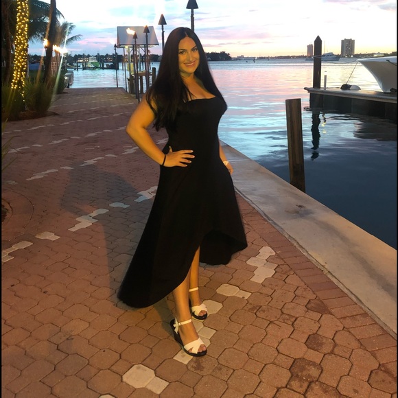 Dresses & Skirts - Black dress w/ built in bra padding 🙌🏻